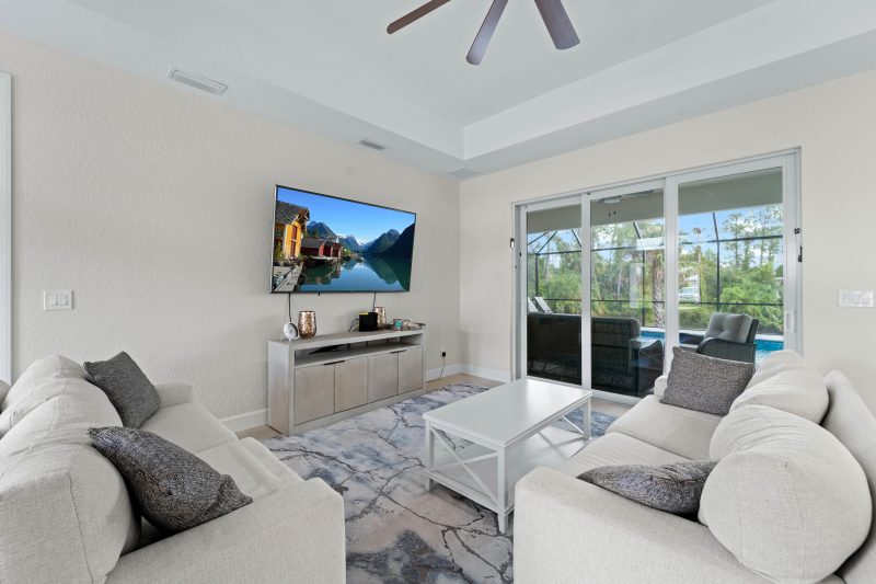 Modern Heated Pool Home Close To Downtown Shopping 5