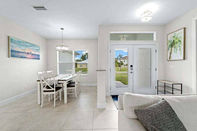 Modern Heated Pool Home Close To Downtown Shopping 3