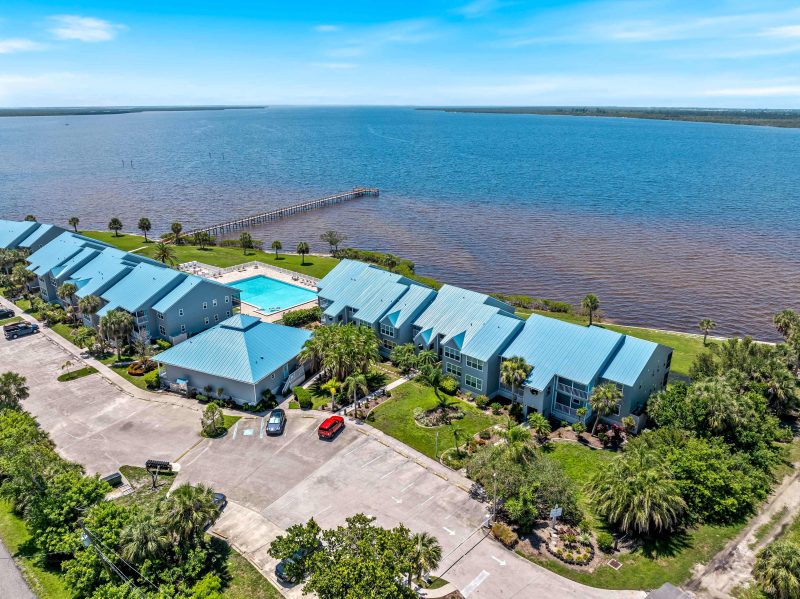 Relaxing Riverfront Haven: Heated Pool, Views 2