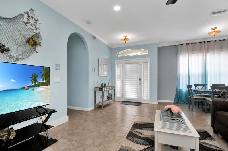 Stylish & Bright, Mins to Downtown, Pool, Parking 3