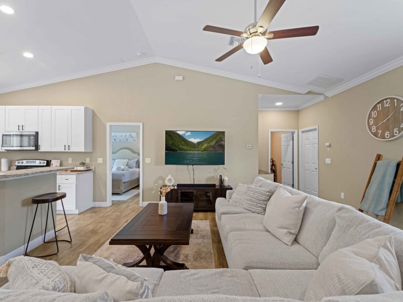 Stylish, Fun & Comfy - Mins to Beaches - Backyard! 5