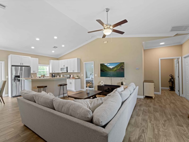 Stylish, Fun & Comfy - Mins to Beaches - Backyard! 3
