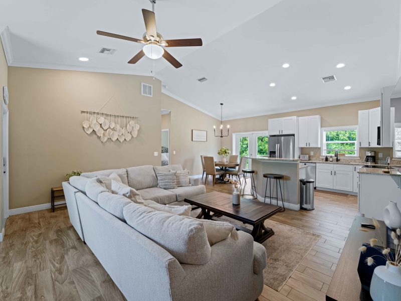 Stylish, Fun & Comfy - Mins to Beaches - Backyard! 4