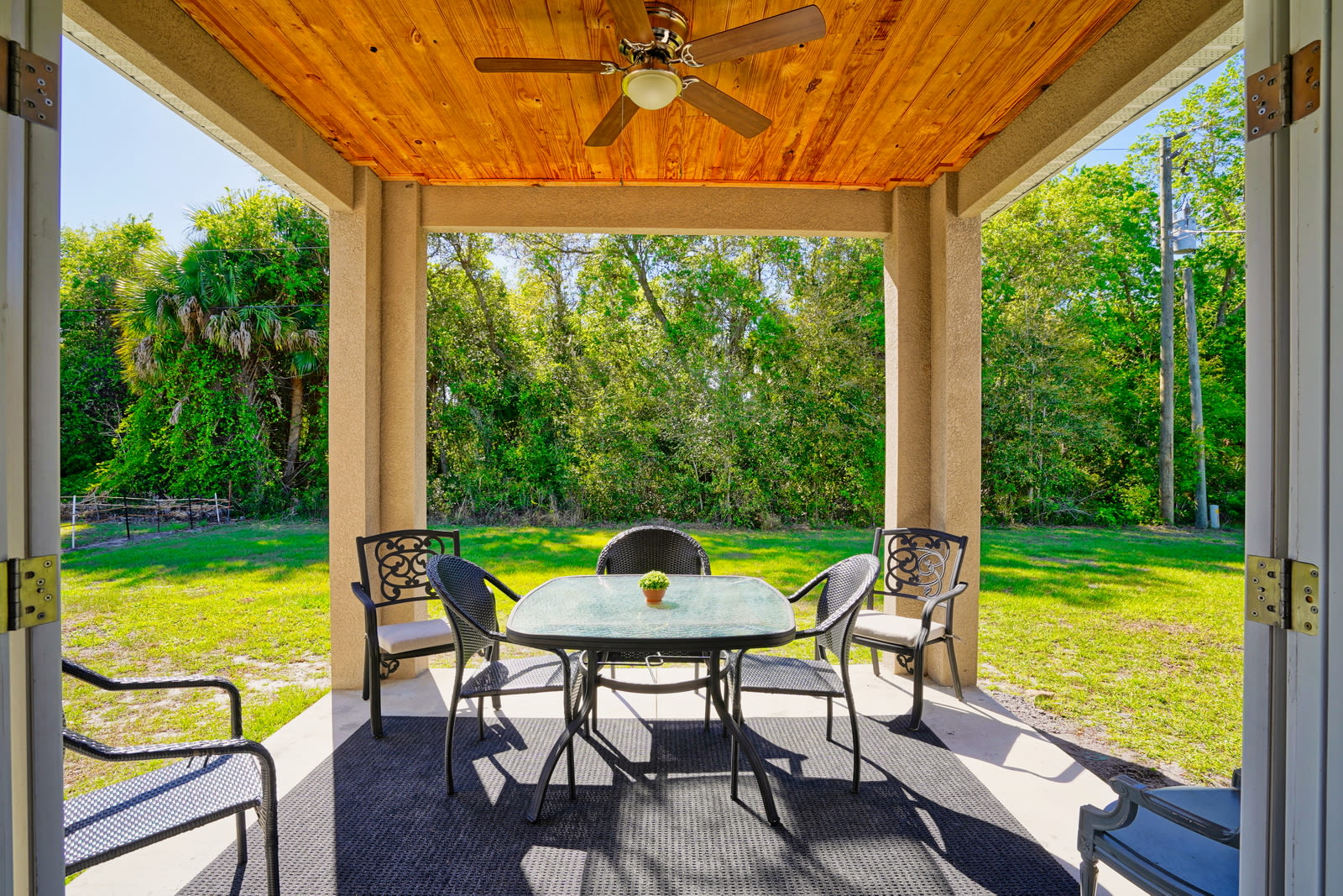 Stylish, Fun & Comfy - Mins to Beaches - Backyard!