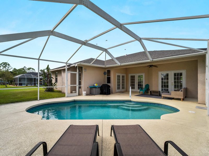 Tranquil & Spacious Family Retreat, Swimming Pool!