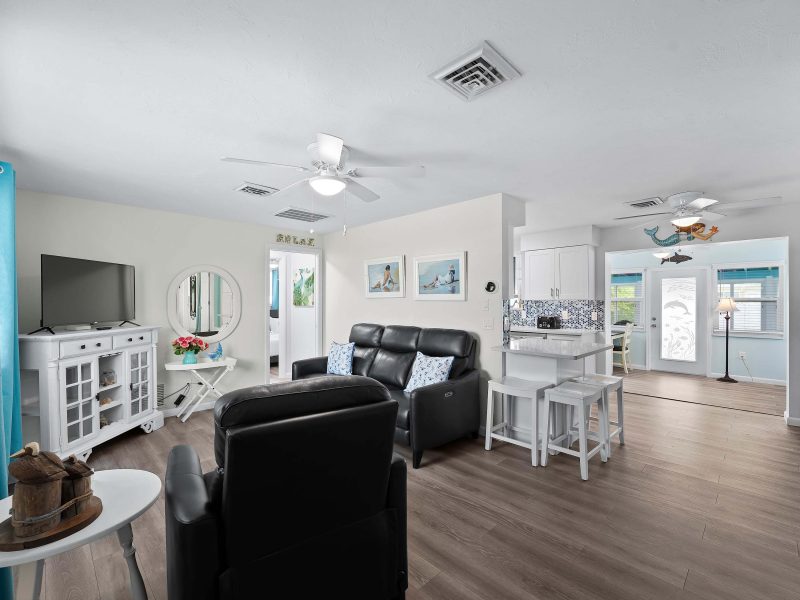 Tranquil & Spacious Heated Pool, Hot Tub, Parking 4