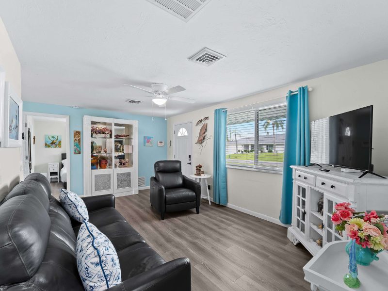 Tranquil & Spacious Heated Pool, Hot Tub, Parking 5