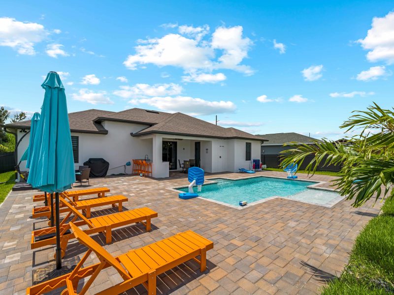 Contemporary Gem- Heated Pool, Game Room, BBQ